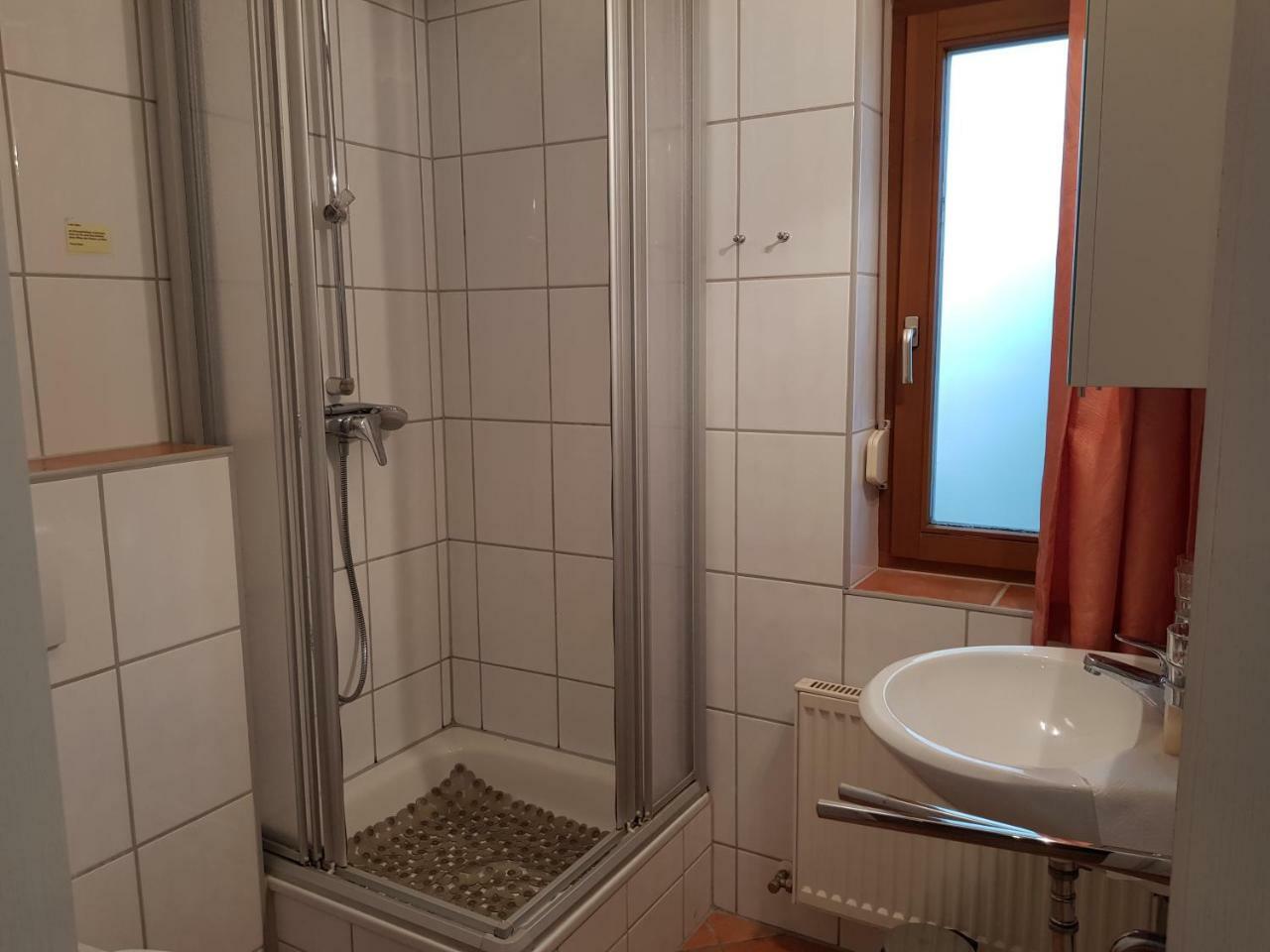 Ferienwohnung 4 Im Haus Am See Mit Wintergarten Und Terrasse Seedorf  Szoba fotó