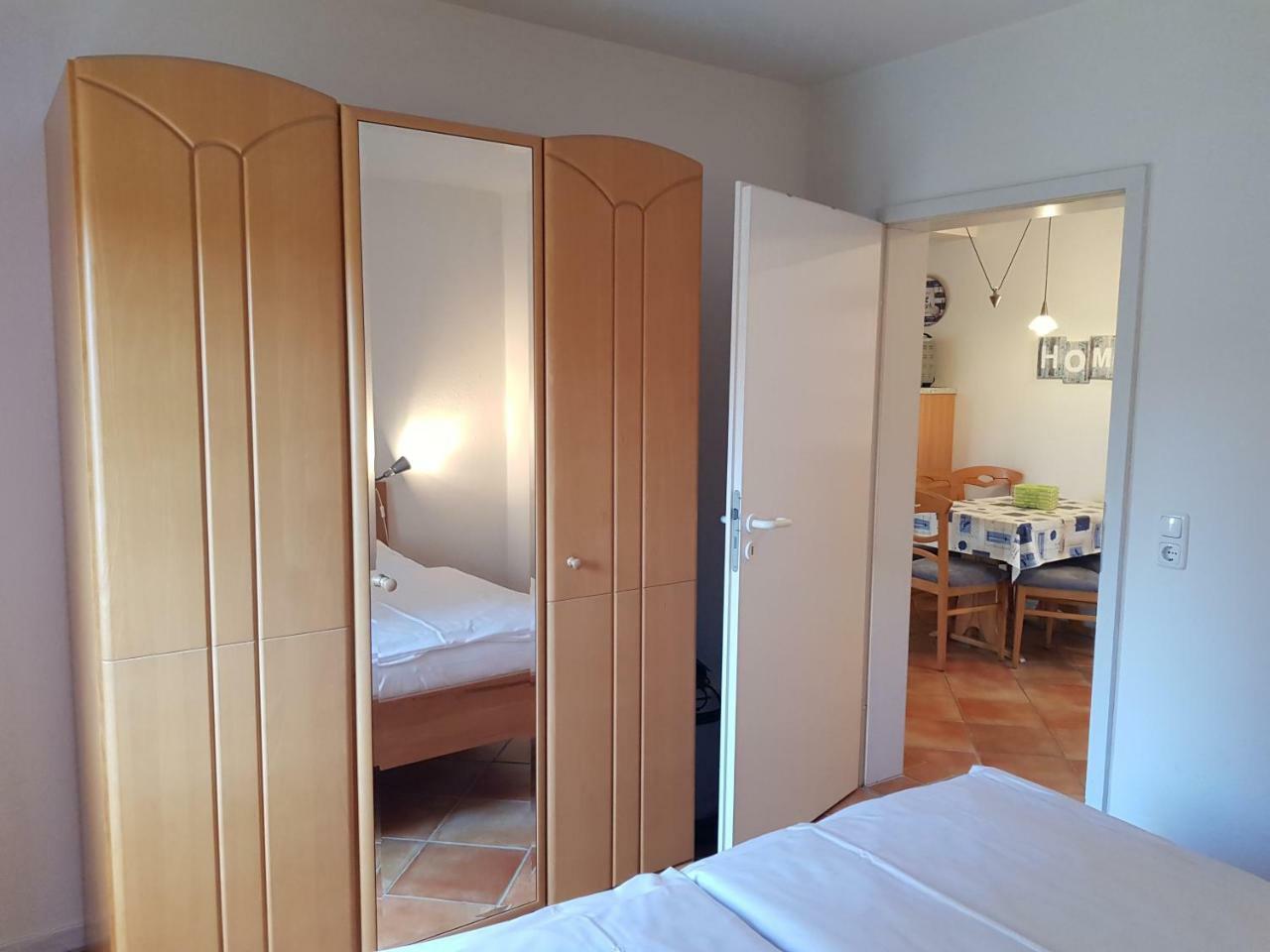 Ferienwohnung 4 Im Haus Am See Mit Wintergarten Und Terrasse Seedorf  Szoba fotó